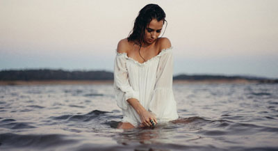 Frau mit weißer Bluse im Wasser Frau Wasser