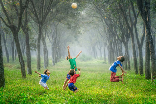 Kinder spielen